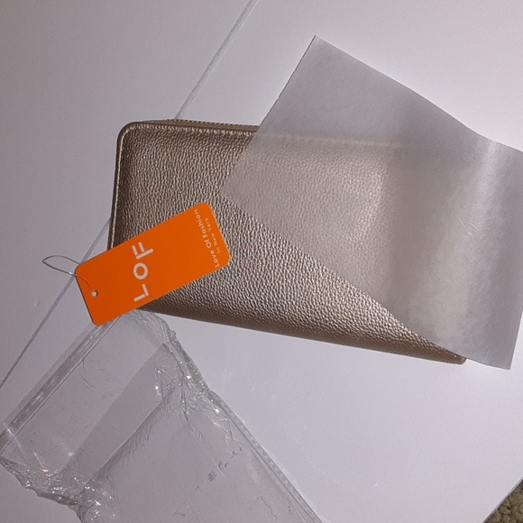 Love of Fashion New York Zippered Wallet $15 - Picture 4 of 7